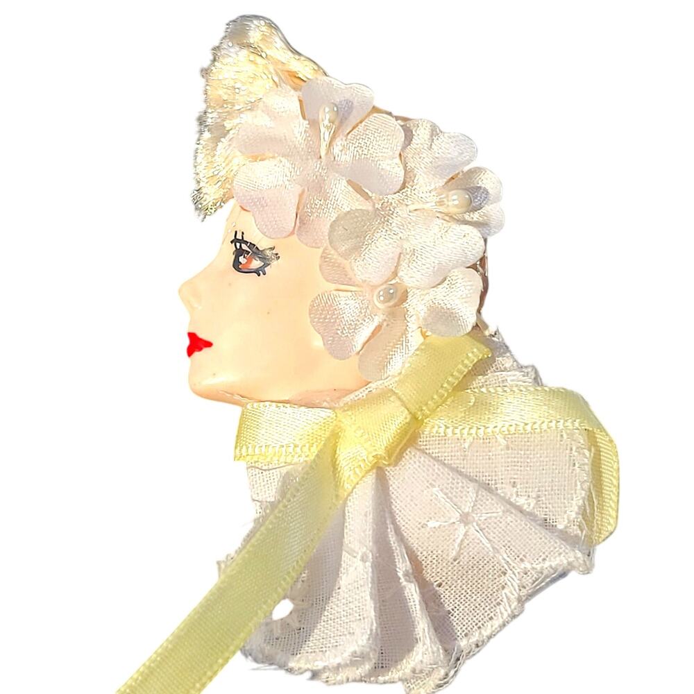 Glamour Lady Head Brooch Face With White Lace and Yellow Ribbon 1980's Gift Box